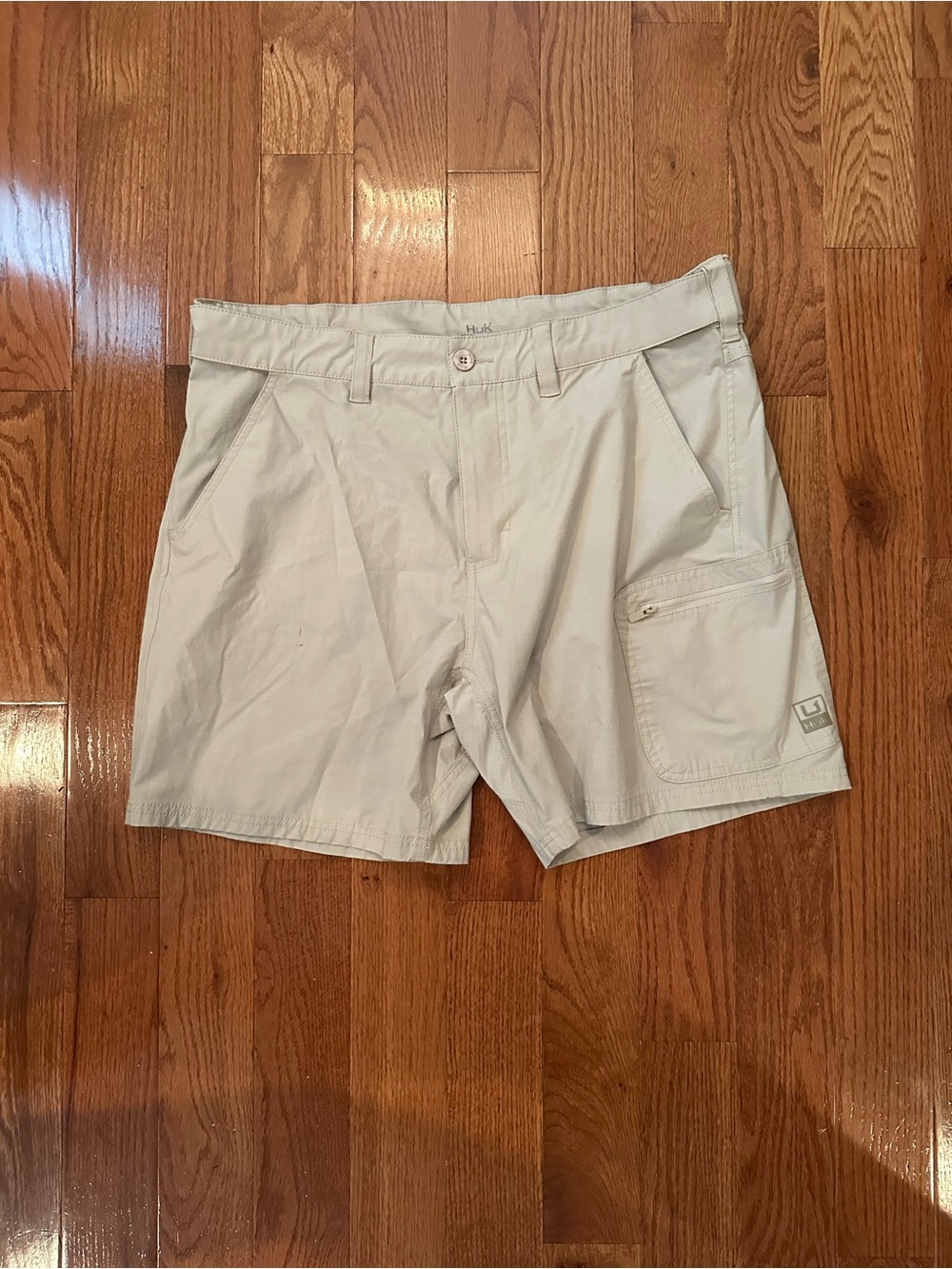 Huk next level khaki 7in fishing shorts men’s XL never worn